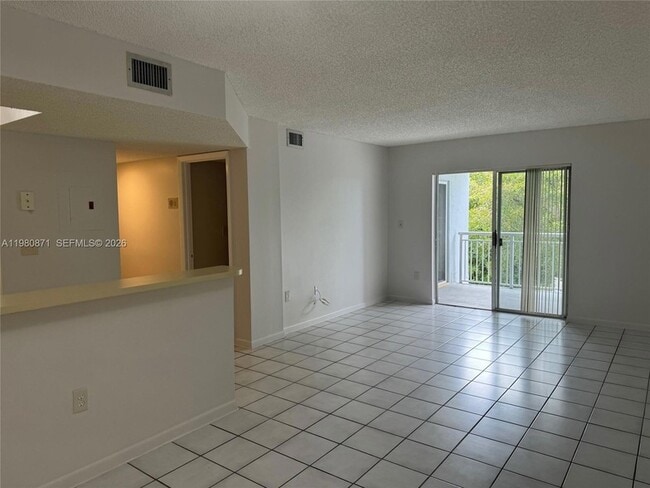 Building Photo - 8560 SW 212th St Unit 306