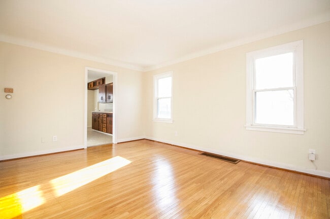 Photo - 2355 Ward St