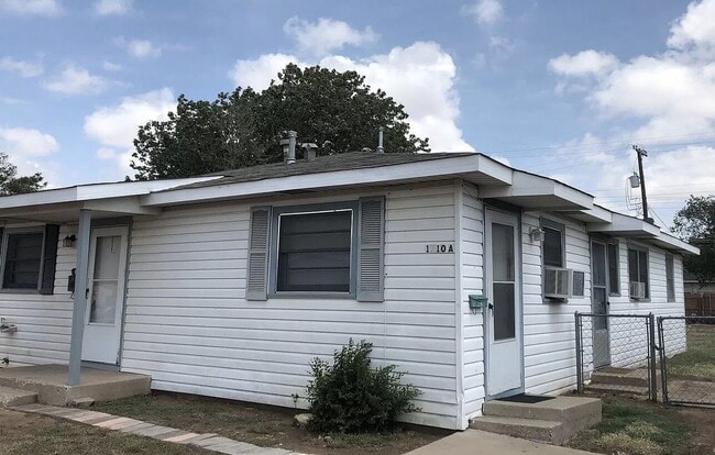Building Photo - Cute & Cozy Two Bedroom Close to Clapp Park!