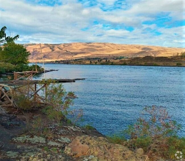 Building Photo - Fully Furnished 2 Bedroom 1 Bath Condo | T...