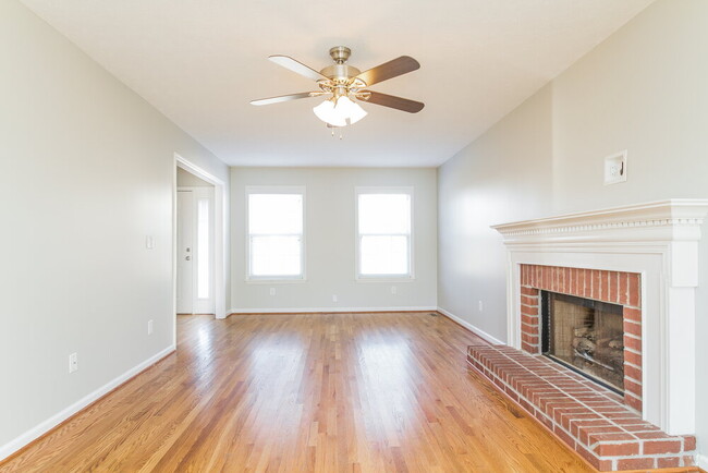 Photo - 105 Walton Trce S