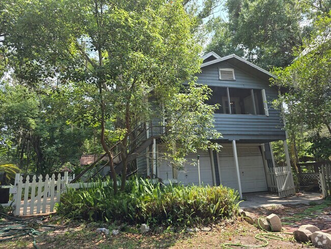 Building Photo - 2-202 E 18th St Rental