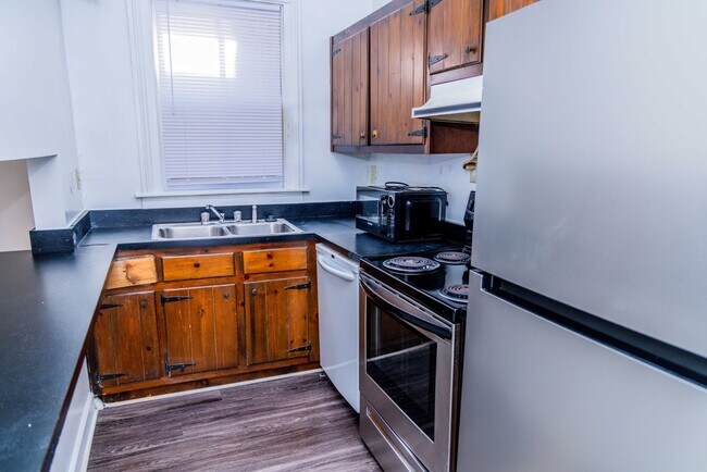 104 & 104 1/2 E Clay St