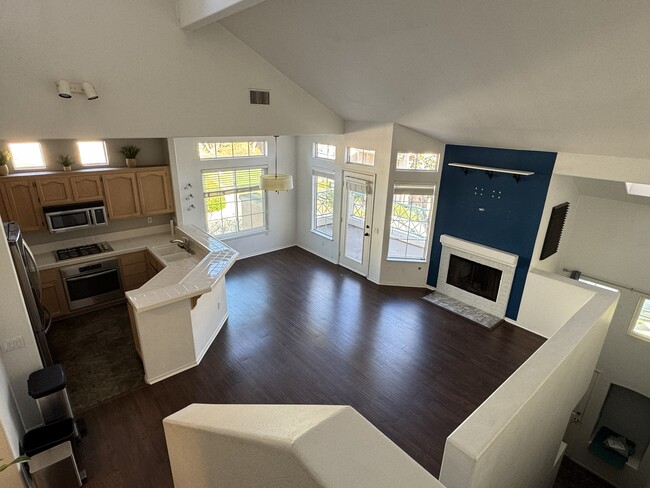 Vaulted ceilings - 12646 Springbrook Dr