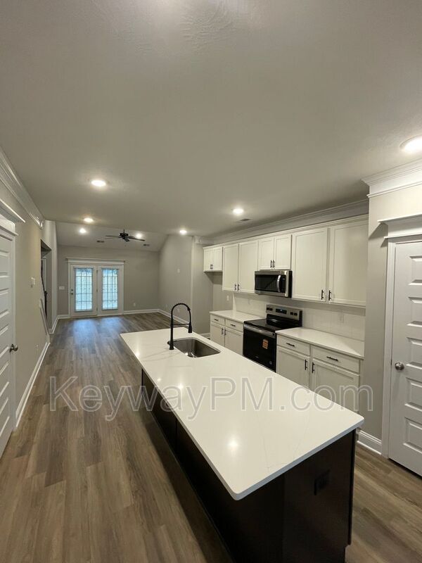 Photo - 2051 Denmark Ave SE