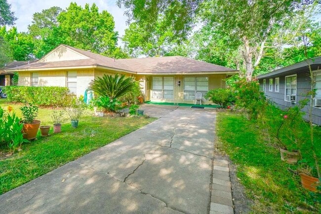 Building Photo - 10302 Woodwind Dr Rental
