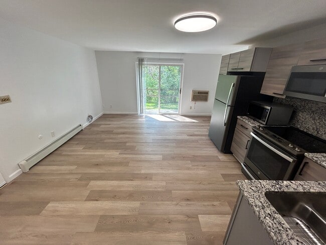 Photo - 31831 Grand River Ave