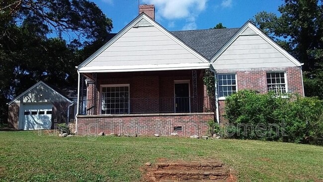 Building Photo - 229 Pinewood Ave