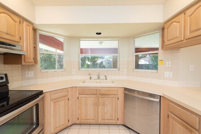 1236 Buffing Cir SE