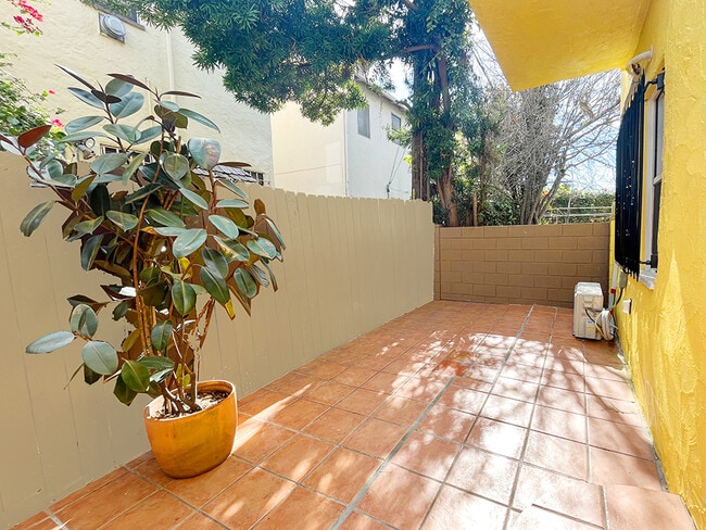 Patio privado - 632 N Sycamore Ave Unidad 10