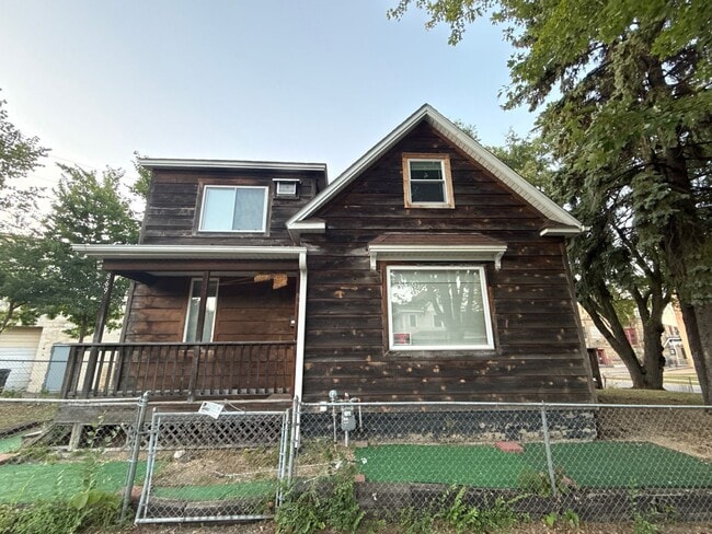 Building Photo - 869 Beech St
