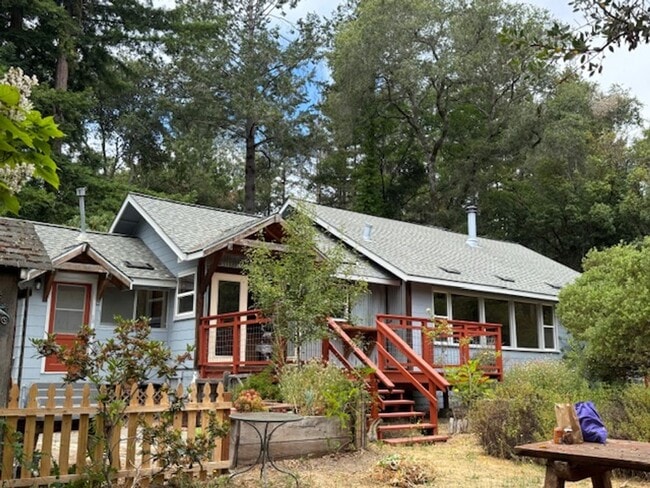 Welcome Home to Karas Lane. In the Country... - Welcome Home to Karas Lane. In the Country...