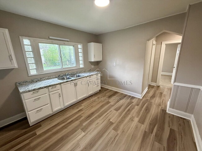 Photo - 656 Hammel St