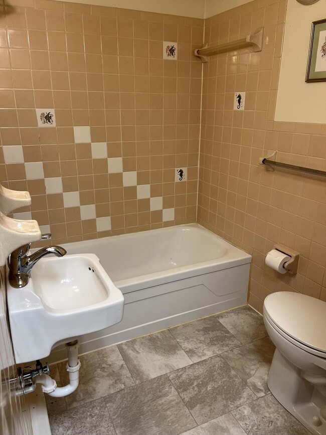 Building Photo - 808 Fairway Dr