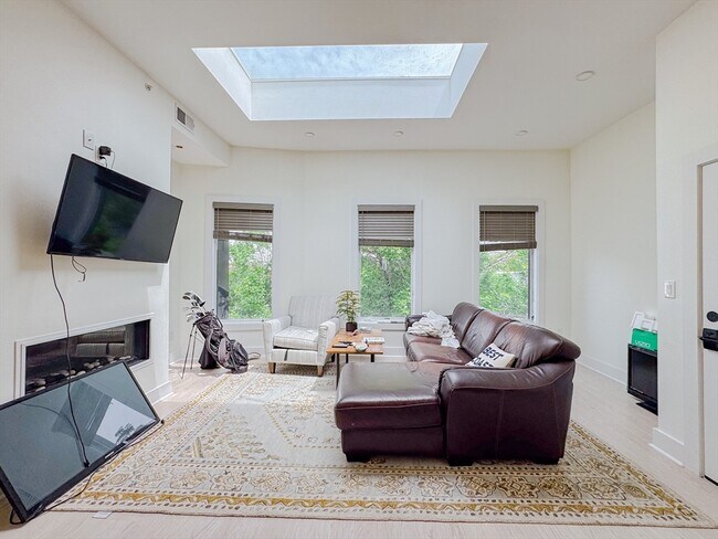 Photo - 231 Maverick St Unit 7