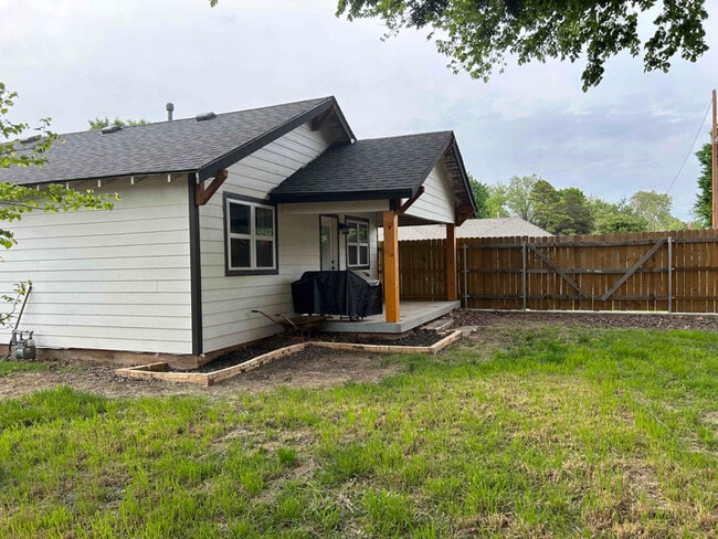 Photo - 1302 W Cedar Ave