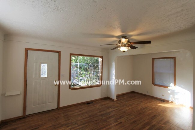 Photo - Beautiful 2 Bedroom Home with Large Backyard