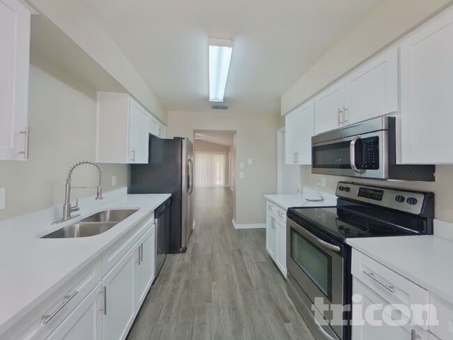Photo - 947 Sandywood Dr