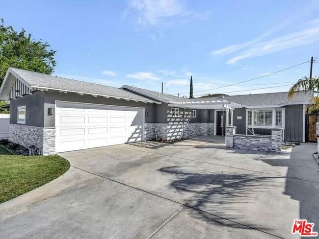 Photo - 28040 Ermine Pl