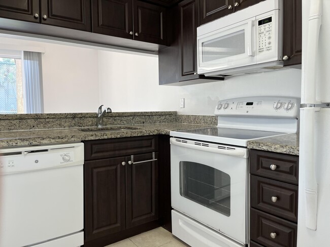 Photo - 18106 Glenmoor Dr