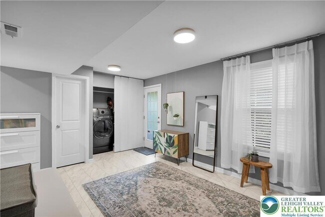 Photo - 1079 Sparrow Way