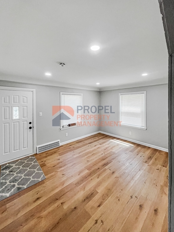 Photo - 5072 Winifred St