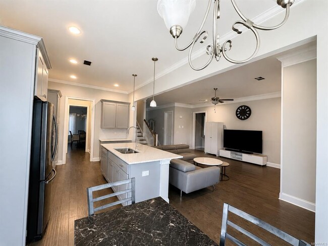 Photo - 8555 Melbourne Way