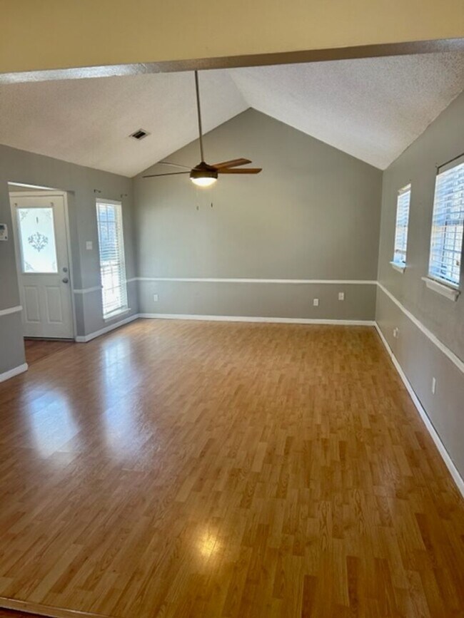 Photo - AVAILABLE NOW! *PET FRIENDLY*