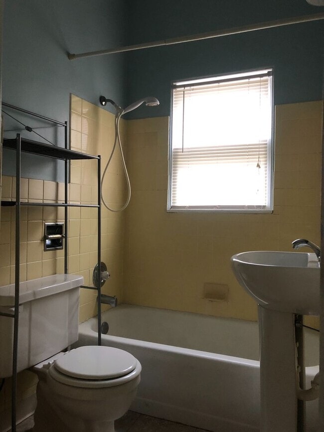 Photo - Cute 2 bedroom house next to park!