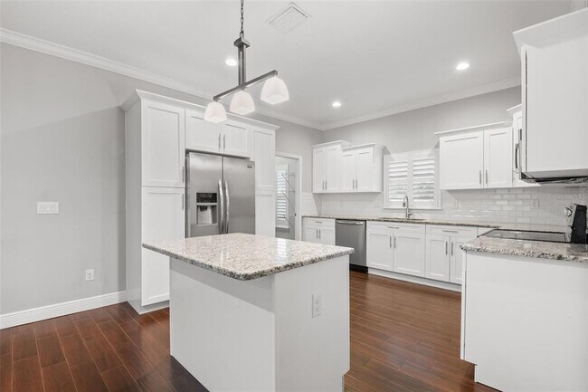 Photo - 260 SW Lincoln Cir N