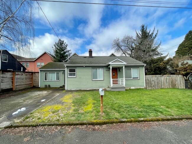 Building Photo - Cute Classic 1950s 2 Bd 1 Ba House + Bonus Room w/ Washer & Dryer, AC and Fenced Spacious Yard!