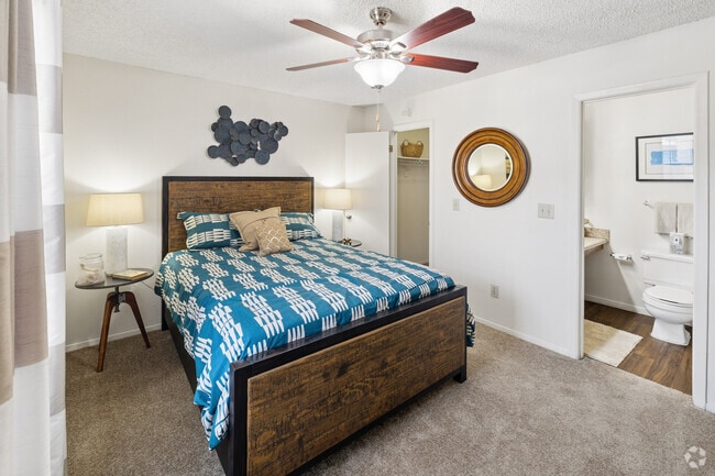 2BR, 2BA - 916SF - Primary Bedroom