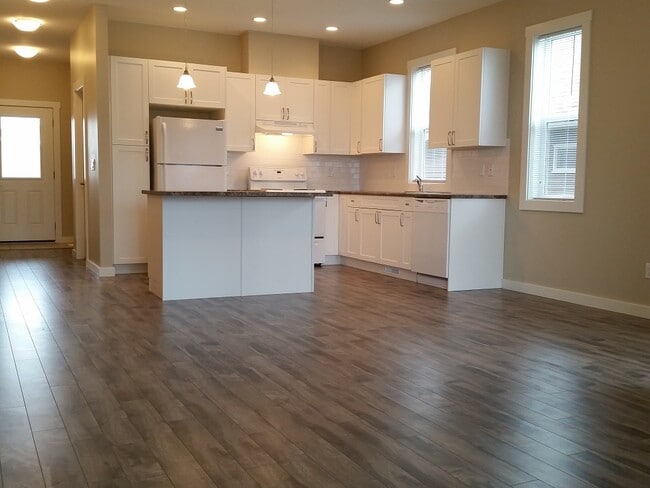 Photo - 1629-16287 87 Ave
