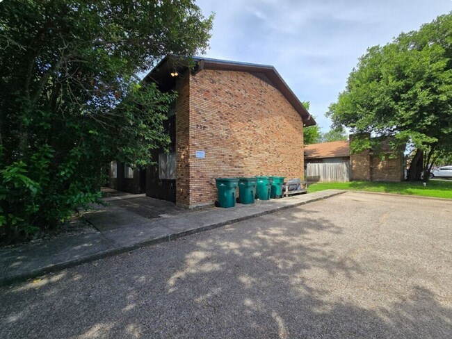 Building Photo - COMING SOON! Unit 206 D W Mockingbird Ln