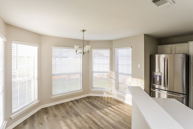 Photo - 661 Honeysuckle Ln