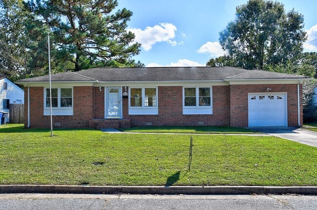 Building Photo - 3 BDRM / 2.5 BATH with FENCED BACKYARD - WINDSOR WOODS!