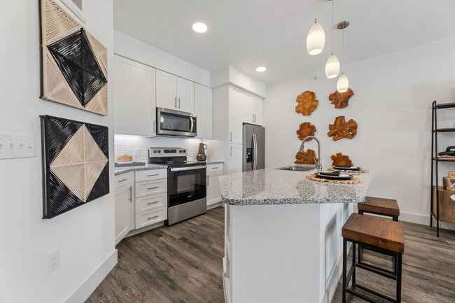 1BD, 1BA - 729 SF - Kitchen