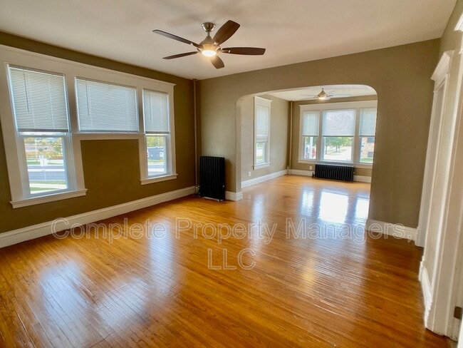 Building Photo - 221 E Main St