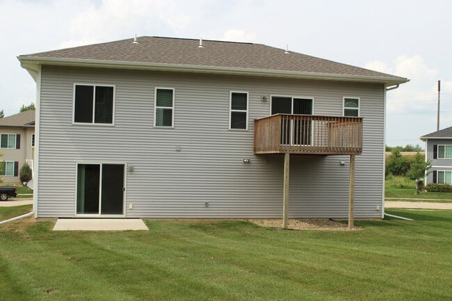 Photo - 4 bed/3 bath Split-foyer. Great Location!