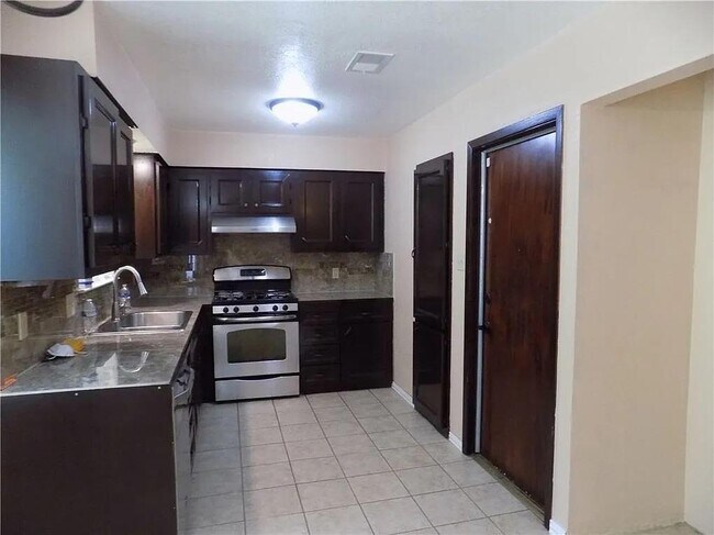 Photo - 8402 Leesburg Cir