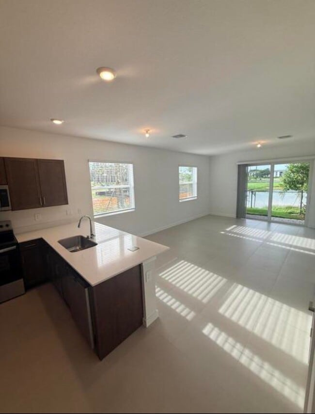 Photo - 147 Lakeside Lndg Dr