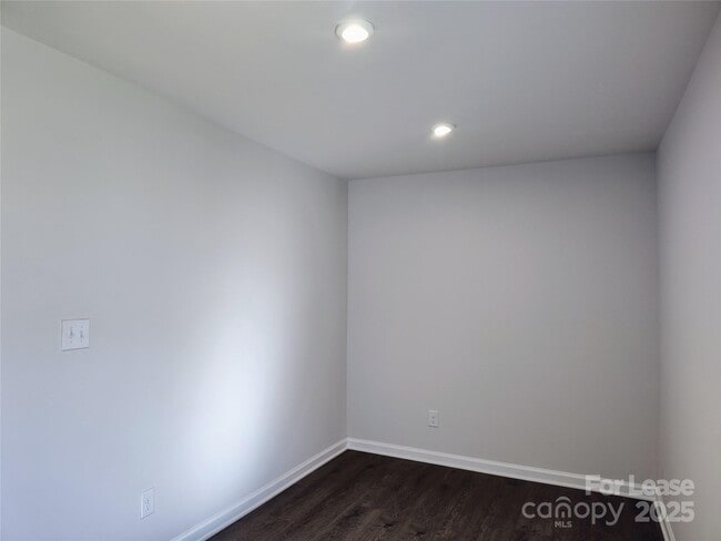 Photo - 8031 Sinnet Pl