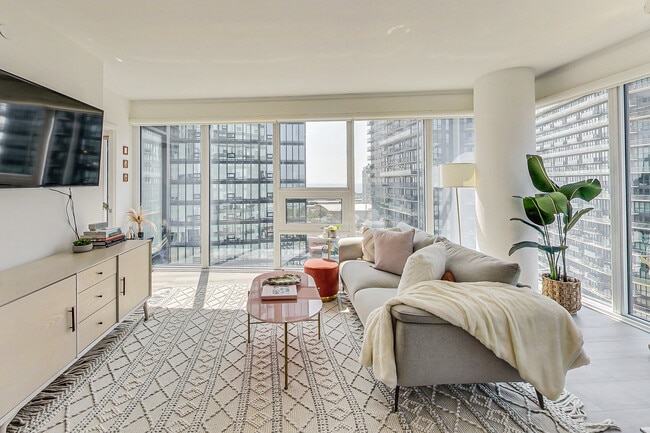 Photo - 19 Western Battery Rd Unité 1907