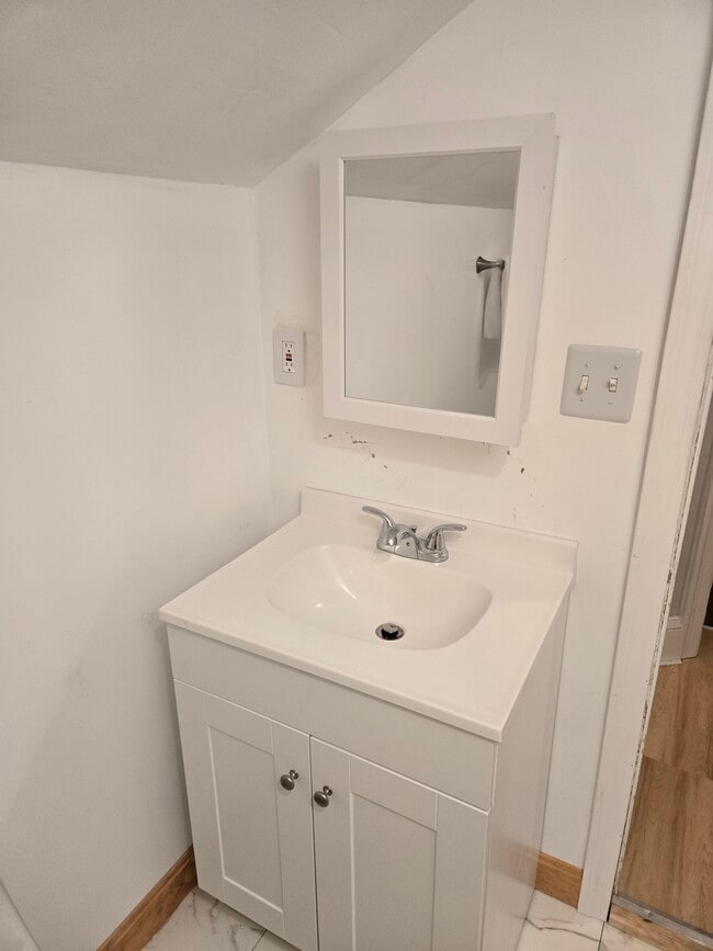 Building Photo - 637 Post Rd Unit Gregg Milka