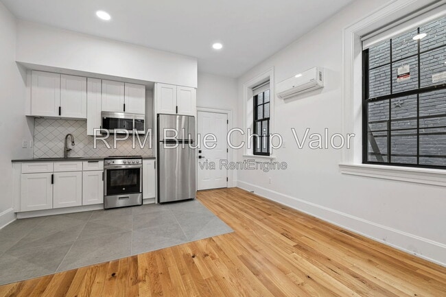 Building Photo - 1121 Dayton St Unit 201