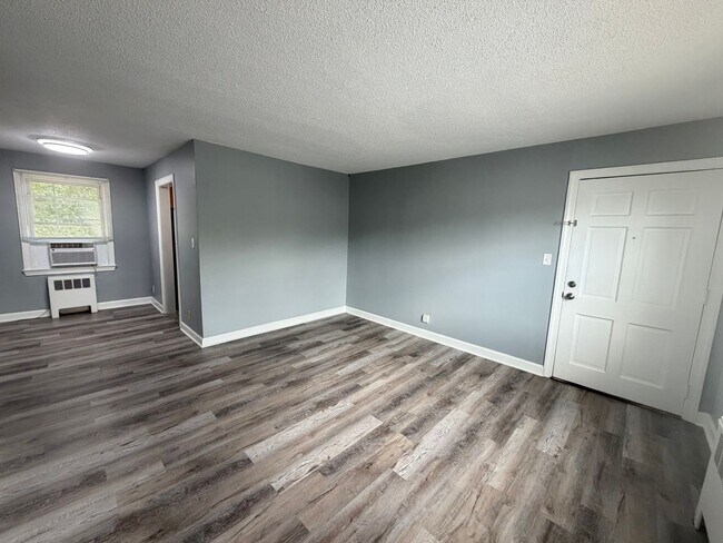 1400 Roslyn Dr
