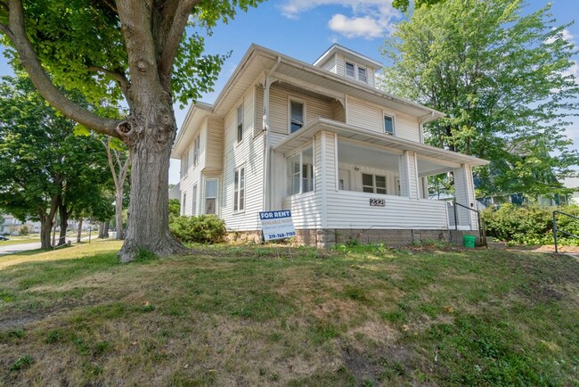 Photo - 2321 Iowa St - Cedar Falls