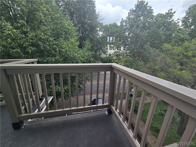 Photo - 254 W Utica St