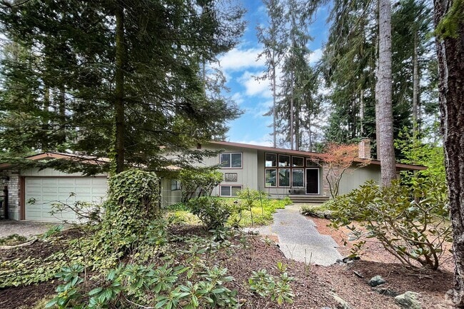 Building Photo - Fully Furnished Home