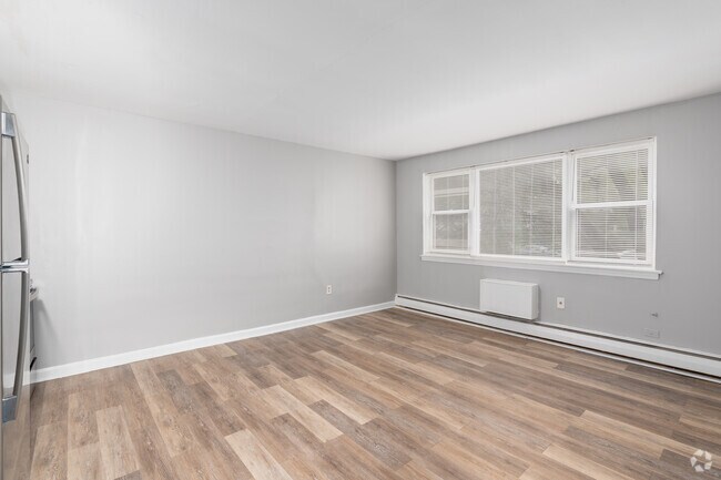 Junior 1BR, 1BA - 615SF - Living Room
